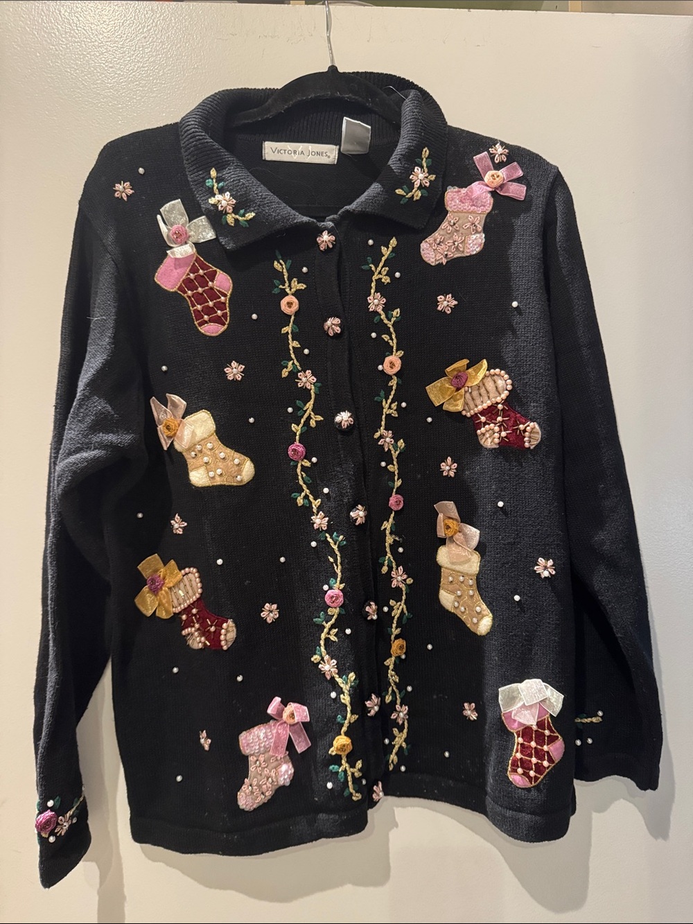 Victoria jones vintage Black Embroidered Holiday Christmas Sweater size L.